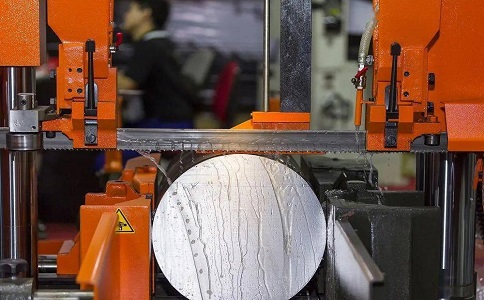 贞丰立式金属带锯床切削出现跑带故障解决方法！